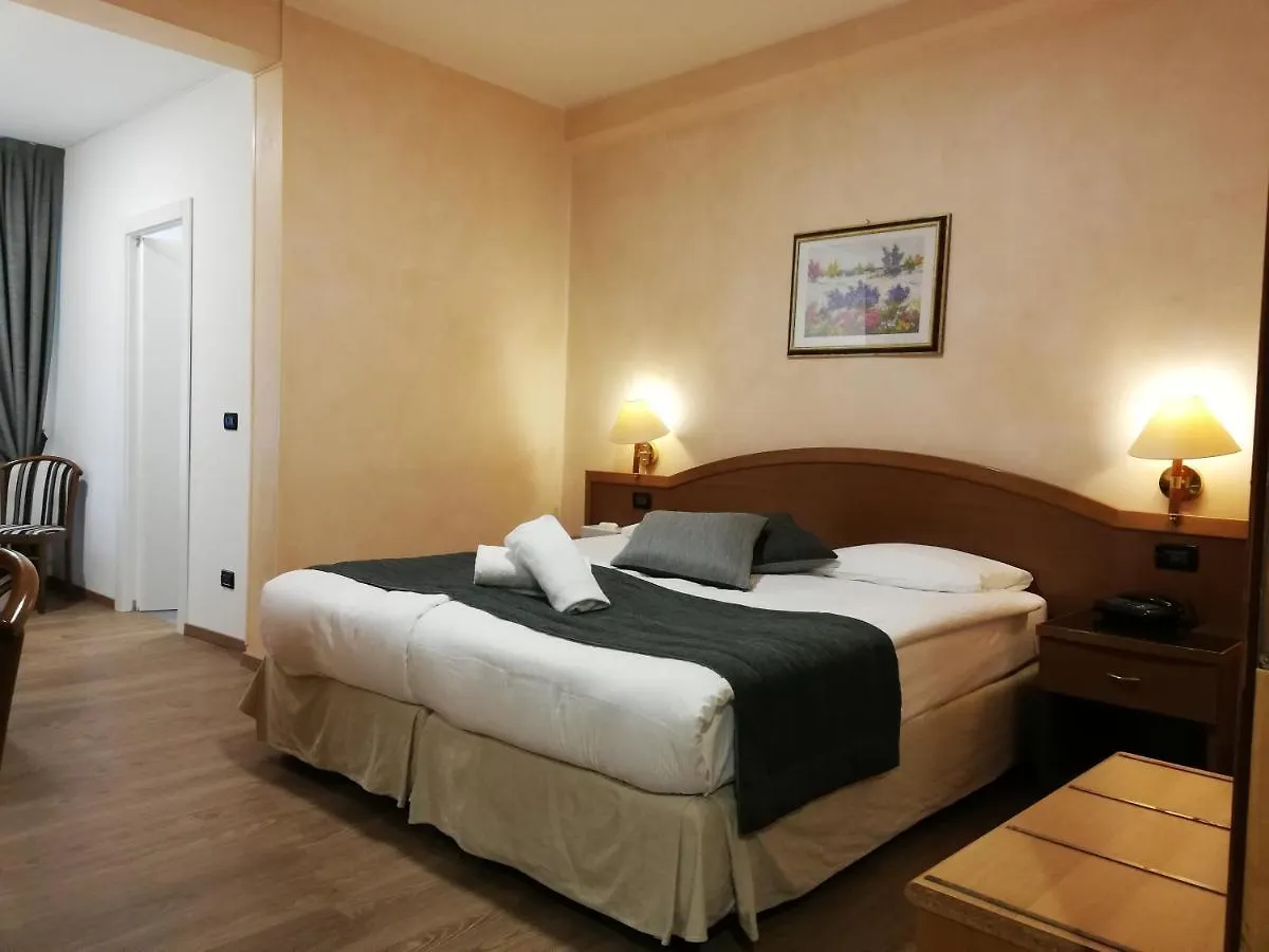 Coccodrillo Hotel & Apartments فاراتسي